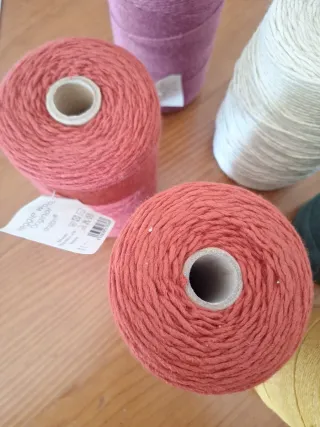 Lanas y hilos para tejer. Precio de todos 48€