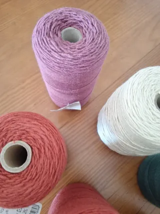 Lanas y hilos para tejer. Precio de todos 48€