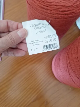 Lanas y hilos para tejer. Precio de todos 48€