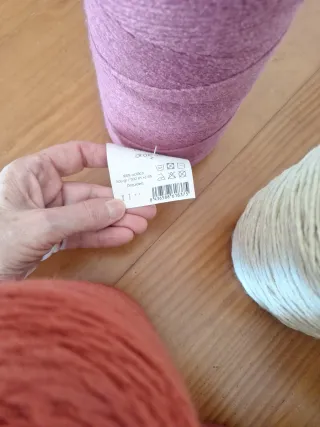 Lanas y hilos para tejer. Precio de todos 48€