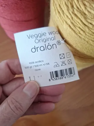 Lanas y hilos para tejer. Precio de todos 48€