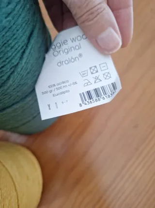 Lanas y hilos para tejer. Precio de todos 48€