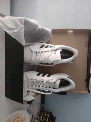 Zapatillas Adidas Blancas nuevas y solo en efectiv