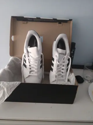 Zapatillas Adidas Blancas nuevas y solo en efectiv