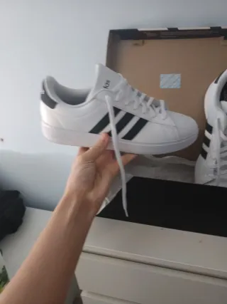 Zapatillas Adidas Blancas nuevas y solo en efectiv