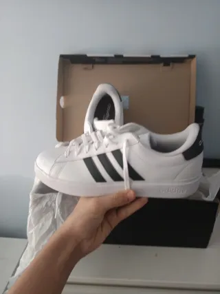 Zapatillas Adidas Blancas nuevas y solo en efectiv