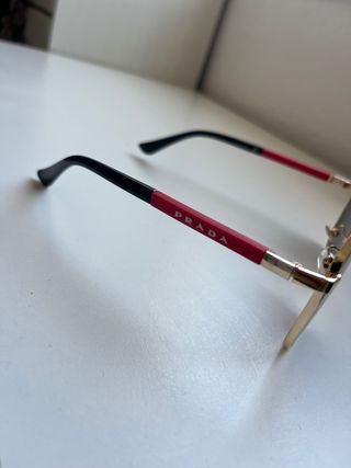 Gafas de sol Prada doradas y negras