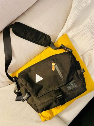 Bolso de lona negro con cierres