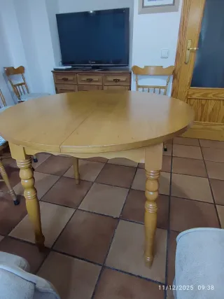 Mesa extensible 90cm + 4 sillas + aparador