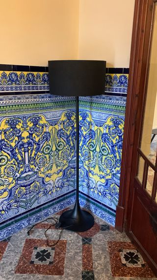 Lámpara de pie negra moderna