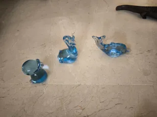 Figure di cristallo blu, non so se siano del marchio Murano