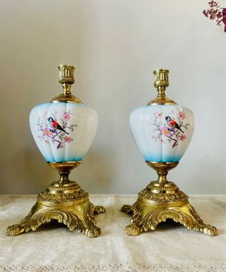 Coppia di candelabri vintage in porcellana e metallo