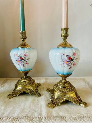 Coppia di candelabri vintage in porcellana e metallo