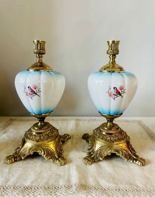 Coppia di candelabri vintage in porcellana e metallo