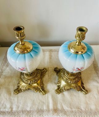 Coppia di candelabri vintage in porcellana e metallo