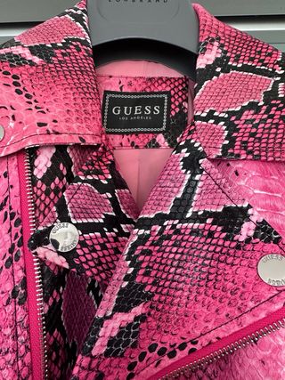 Giacca Guess donna pelle rosa pitone