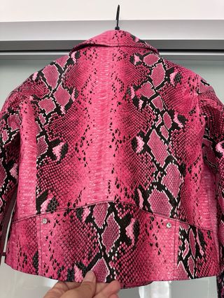 Giacca Guess donna pelle rosa pitone