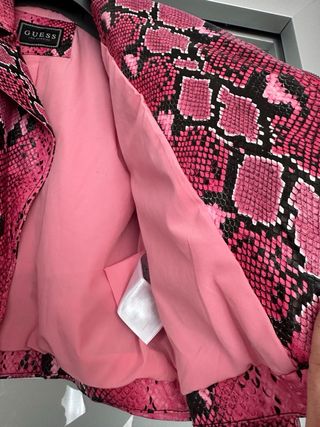 Giacca Guess donna pelle rosa pitone