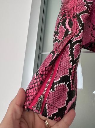 Giacca Guess donna pelle rosa pitone