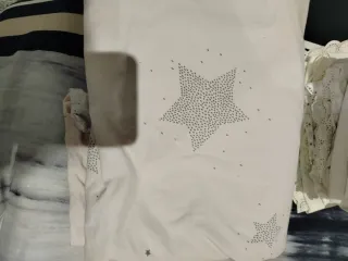 Cuna de bebé con protector de estrellas