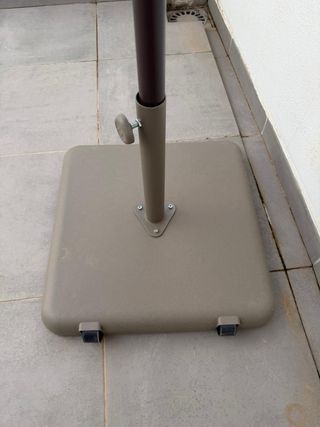 Mesa alta con parasol y 4 taburetes