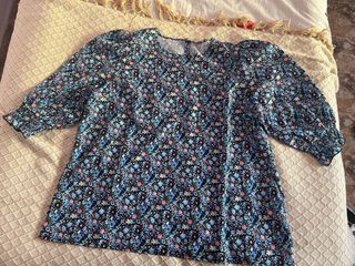 Blusa flores manga francesa