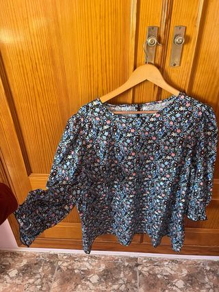 Blusa flores manga francesa