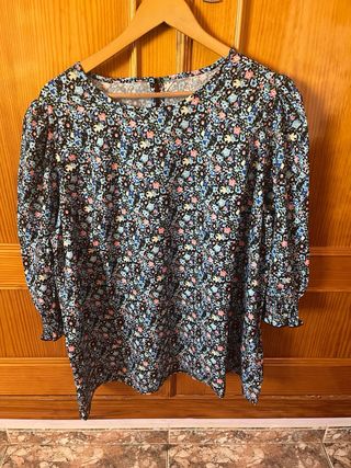Blusa flores manga francesa