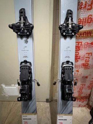 Atomic Backland + fijaciones Backland + pieles