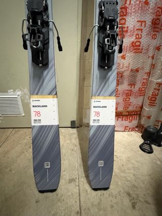 Atomic Backland + fijaciones Backland + pieles