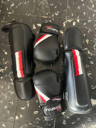 Guantes y espinilleras Fujimae