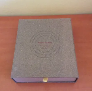 Portacandele elegante in cartone con accessori