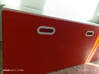 2 bauli di stoccaggio rossi e bianchi.