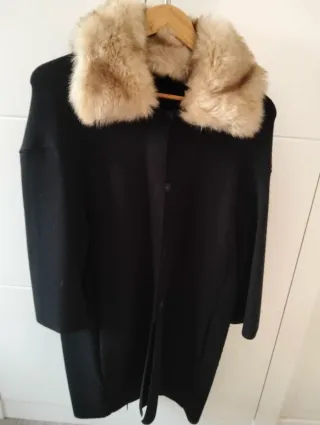 Abrigo negro con cuello de pelo