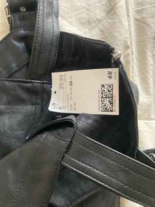 Vestido Negro con Cremallera y Tirantes