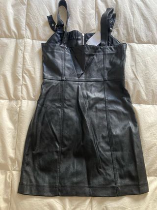 Vestido Negro con Cremallera y Tirantes