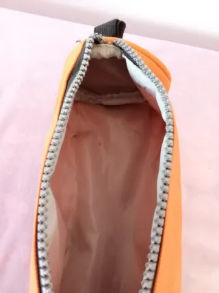 Estuche naranja con cremallera