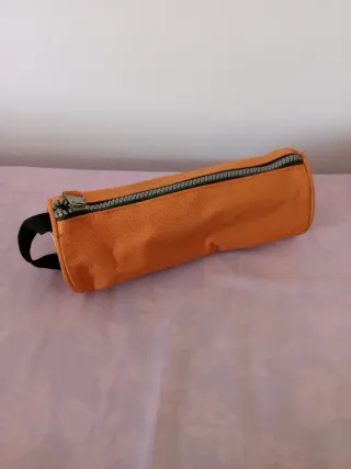 Estuche naranja con cremallera