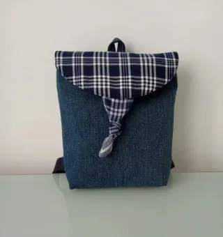 Mochila confeccionada en tela fallera y vaquera.