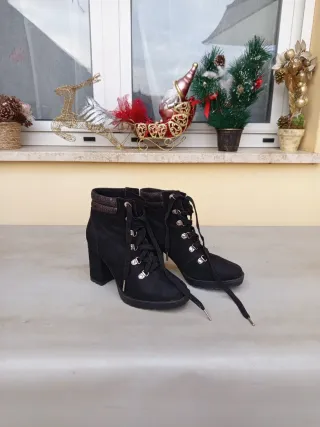 Stivaletti neri con lacci