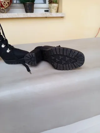 Stivaletti neri con lacci