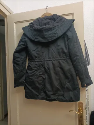 Chaqueta negra con capucha