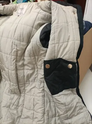 Chaqueta negra con capucha