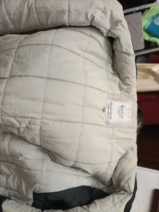 Chaqueta negra con capucha