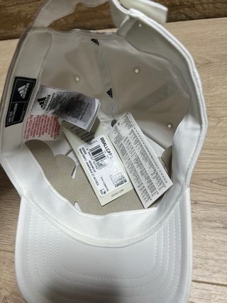 Gorra Adidas Metal Badge Ligera Blanca