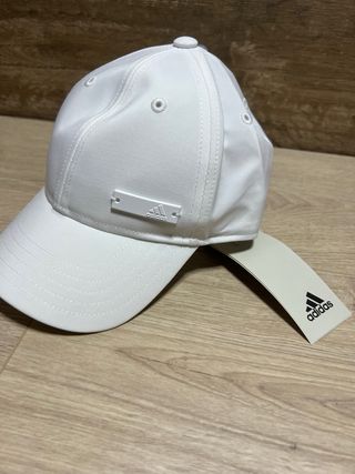 Gorra Adidas Metal Badge Ligera Blanca