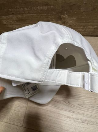 Gorra Adidas Metal Badge Ligera Blanca