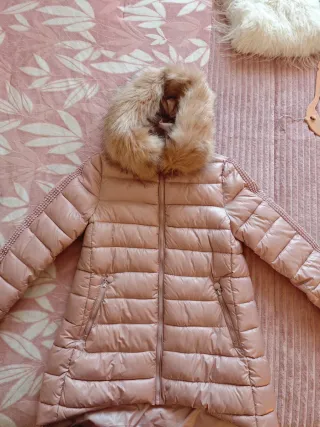 Abrigo rosa maquillaje mujer