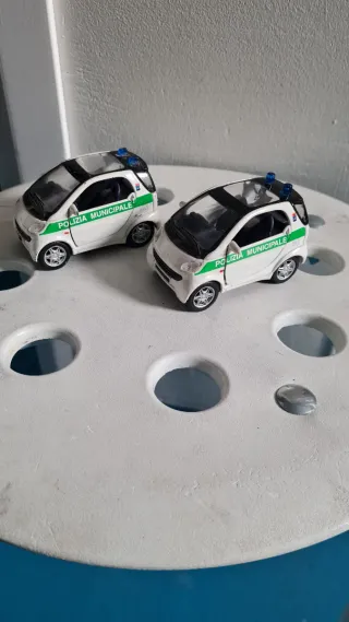 2 modellini di Smart della Polizia Municipale