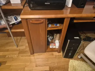 Escritorio y mesita de noche